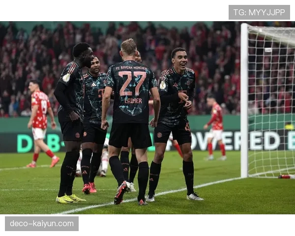 关键瞬间：穆西亚拉在禁区肋部连续变向晃开角度，低射破门